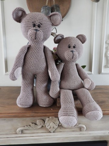 Xxl funny bear zittend of staand taupe
